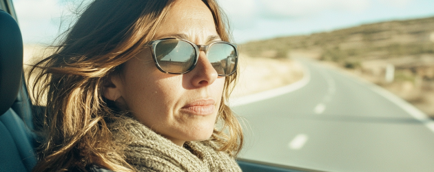 Conductora dentro de su coche